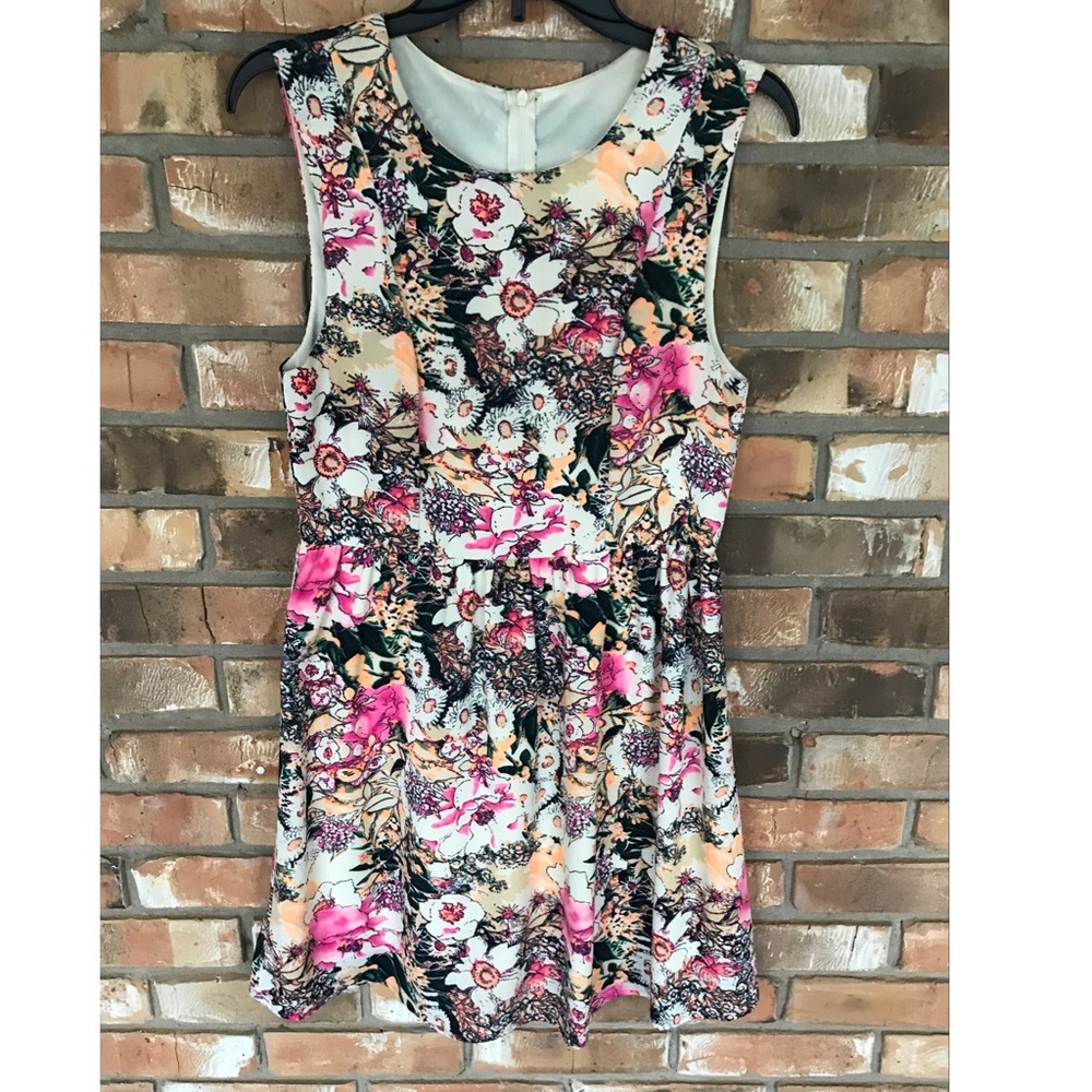 - Everly Women’s Floral Print Sleeveless Mini Dress